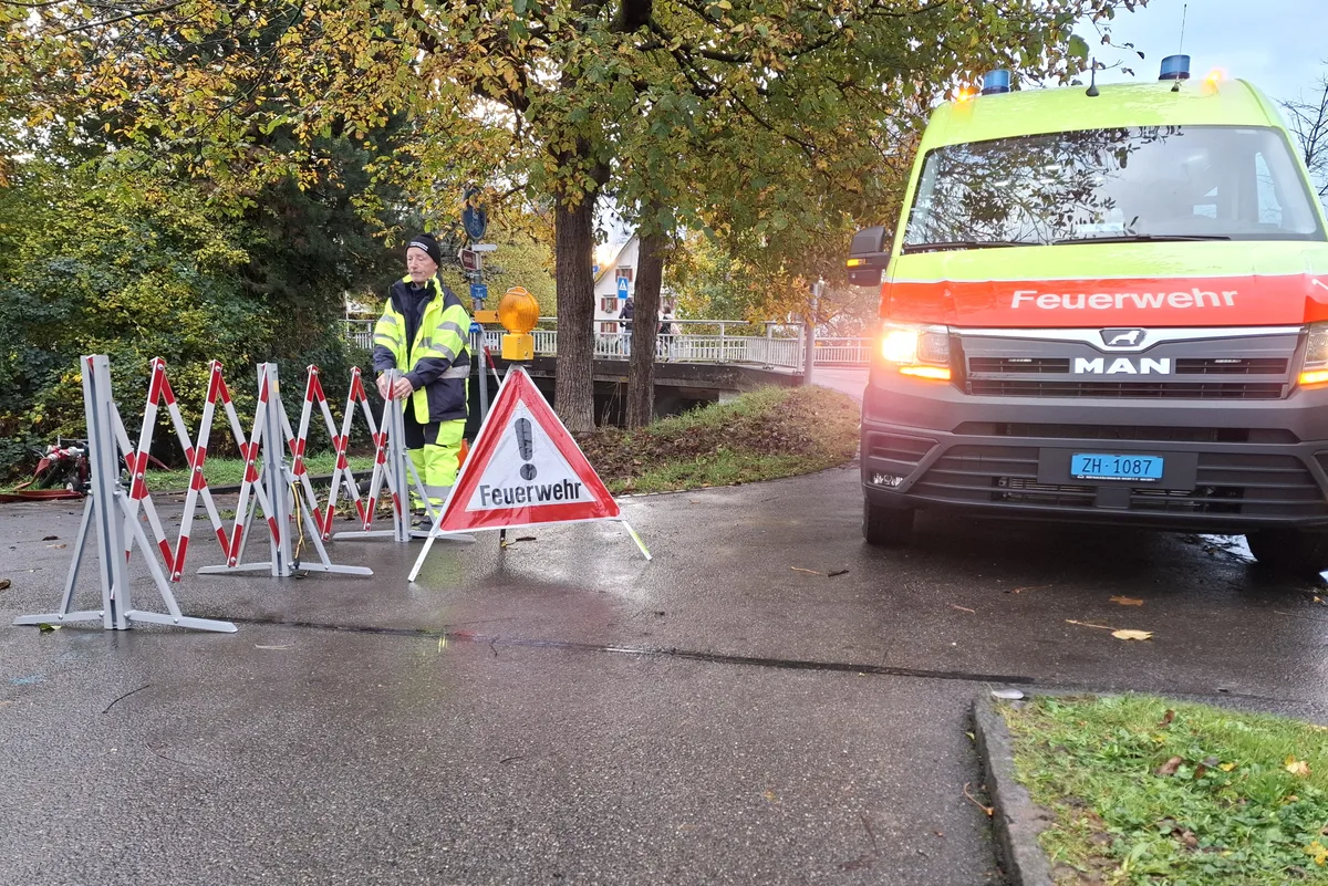 Die Unterführung beim Rösslikreisel ist geflutet, und der Zugang wird gesperrt. Ein Weg zu einer Unterführung ist abgesperrt.